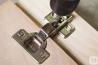 入住仅一年衣柜门歪倒一片？问题根源在于锁具五金配件选择不当